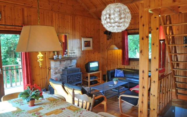 Cosy Chalet With Large Garden and Playground, Located at the Edge of the Forest