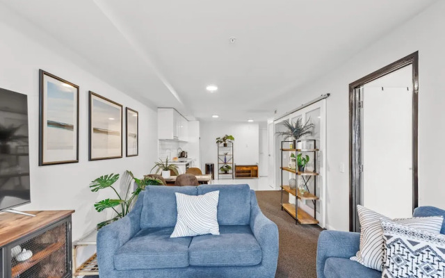 2Br Apt With Balcony & Parking In Prime Spo