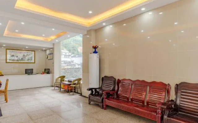 Huayuan Homestay (Huangshang Scenic Area South Gate)