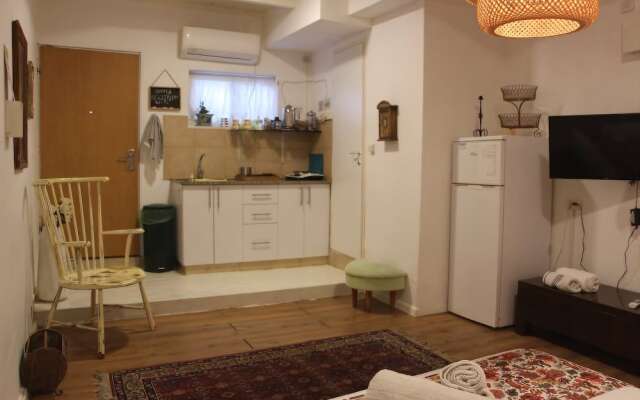Beautiful Garden Apartment
