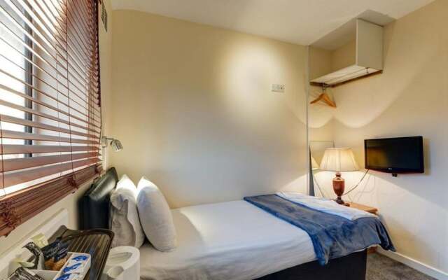 Commodore Hotel & Suites