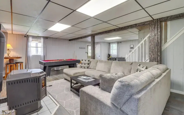 Swim Dock & Game Room: Lakefront Poconos Cabin!