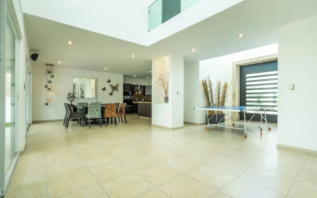 Spacious 5 Bedroom Oasis with Pool & BBQ