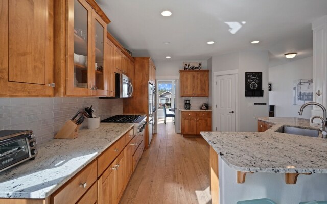 Flagline Trail 5 Bedroom Home by RedAwning