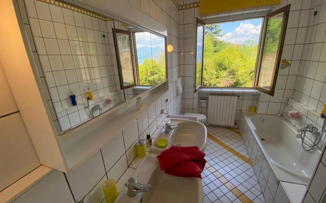 Diana Villa With Garden and Lake View in Oggebbio