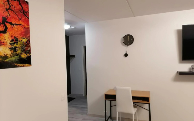 Keskustan kaksio parvekkeella, ilmastoitu.