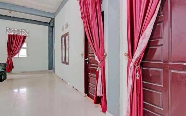 SPOT ON 92914 Meranti HomestayNearJembatan Siak