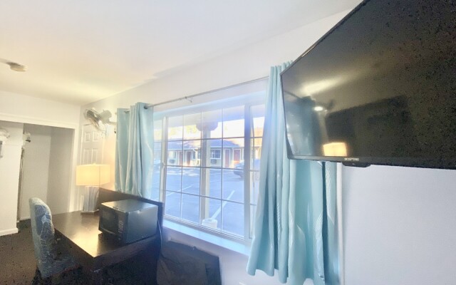 Bluebird Day Inn & Suites