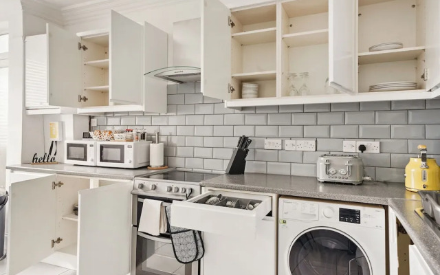 Modern 4BR Victorian Home Near Luton Airport