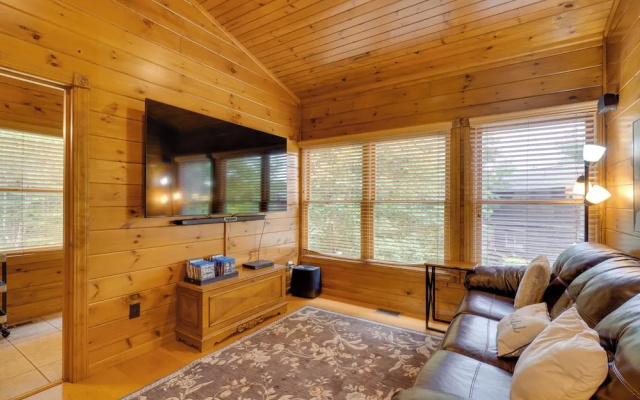 Cabin w/ Hot Tub & Deck, Near Smoky Mtn Trails!