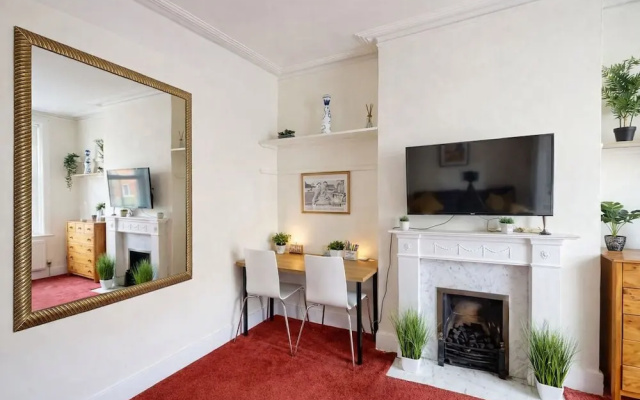 Cozy Fulham Retreat With Private Entrance & Hot Tub
