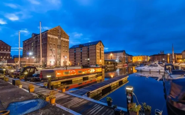 Host Stay Priory Docks Apartment