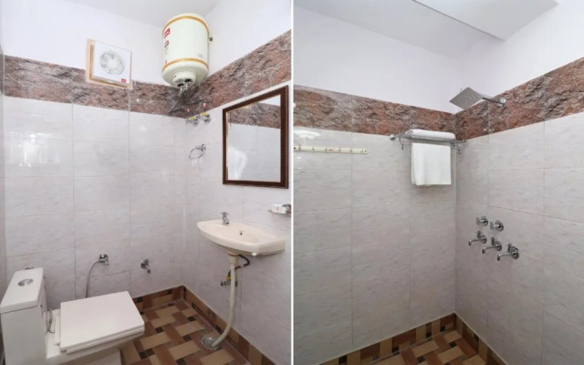 OYO 12911 New Capital Inn