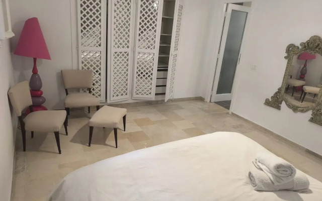 Stylish villa avec parking et piscine