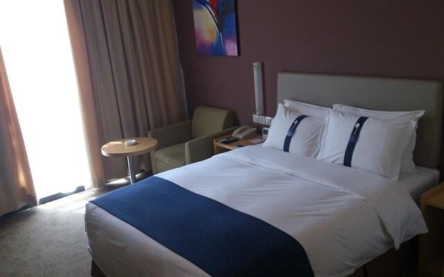 Q Box Hotel (Former Holiday Inn Express Meilong)