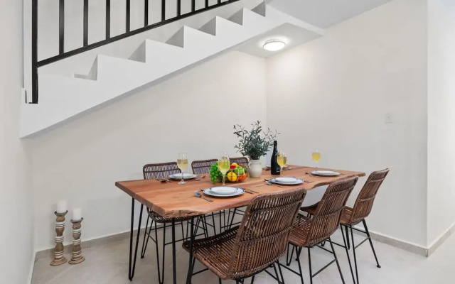 3BR Town Home in Gated Community Palm Beach