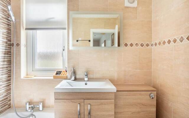 Captivating 2-bed House in Hamilton With Jacuzzi