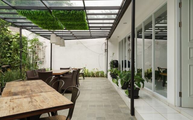 RedDoorz Plus near Exit Toll Puncak 2