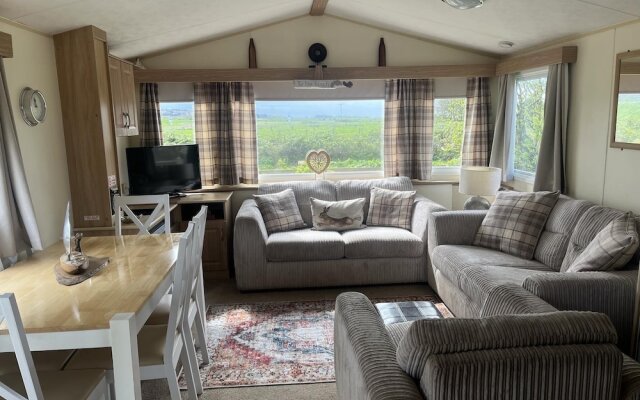 Delightful 3 Bedroom Caravan With Decking Heacham