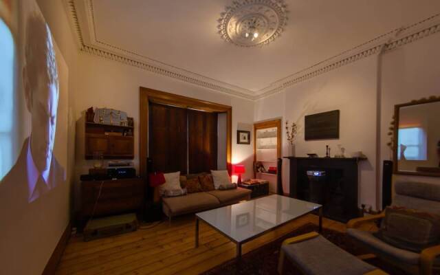 2 Bedroom Apartment With Cinema Screen Sleeps 5
