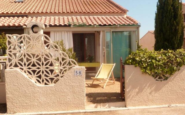 House With 2 Bedrooms In Gruissan With Shared Pool And Enclosed Garden 400 Km From The Beach