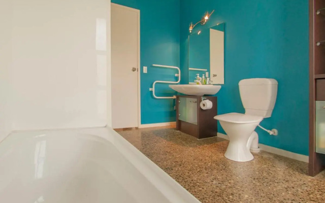Sands Beach House - Matarangi Holiday Home