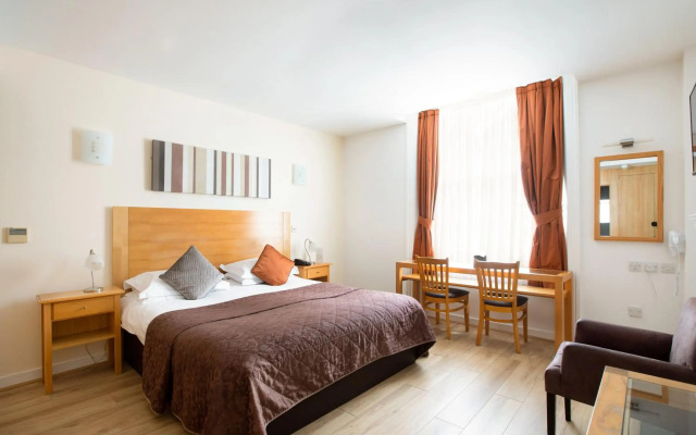 OYO The Cleveland Hotel