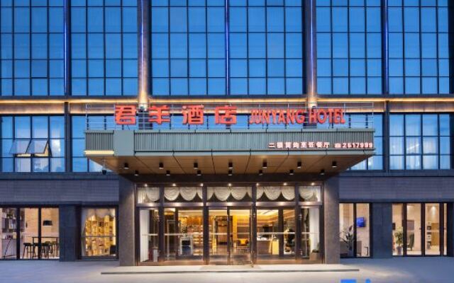 Junyang Hotel (Aksu Railway Station Old Street Night Market)