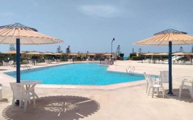 شاليه انيق مع مسبح وشاطئ جميل للعائلات فقط