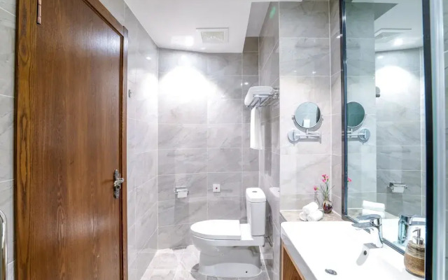 The 5th Meteorite Glory Hotel