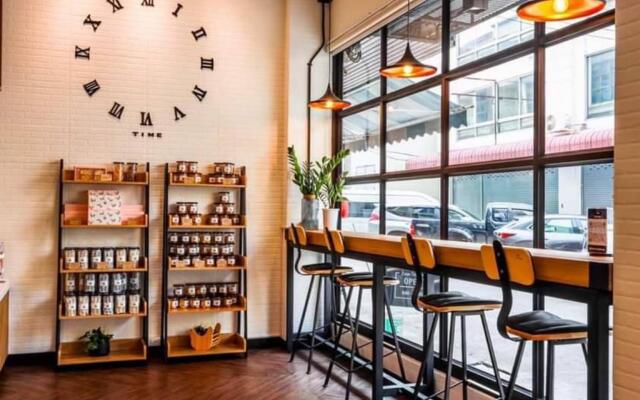 Siam Subway Hostel and Café