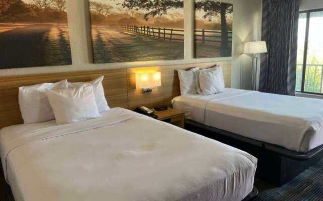 Days Inn & Suites by Wyndham Mobile