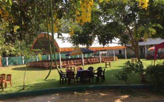 Thilini Holiday Inn