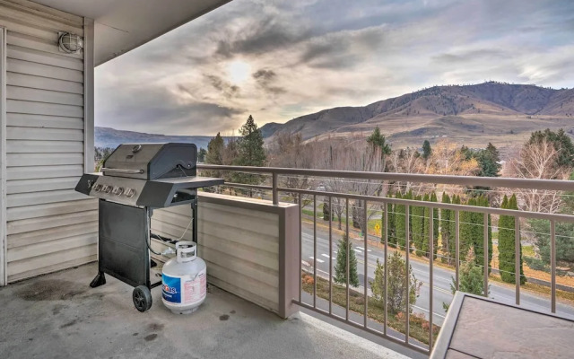 Chic Chelan Condo w/ Balcony, Walk to Lake & Dtwn!