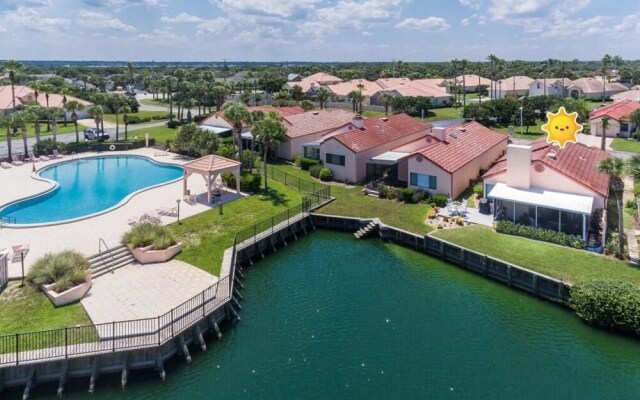 Waterfront vacation home in luxurious resort by Redawning