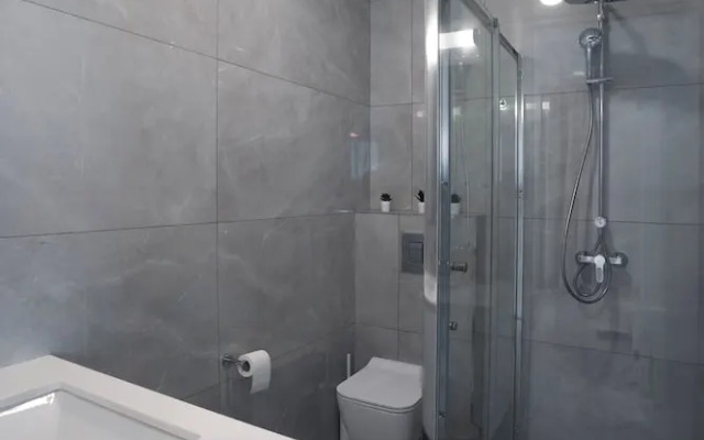 Elegant 2-bedroom Apt With Private Terrace