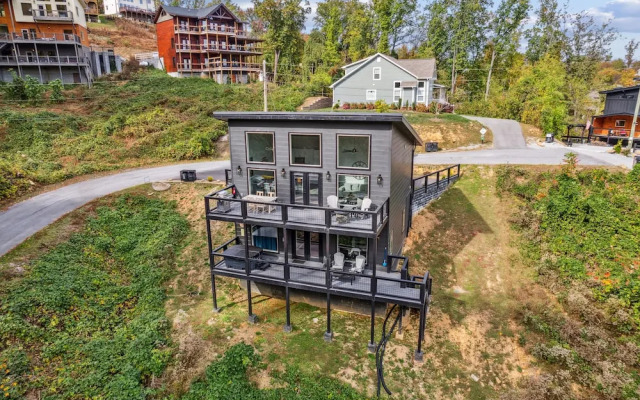 Sunset Chalet 2 Bedroom Cabin by RedAwning