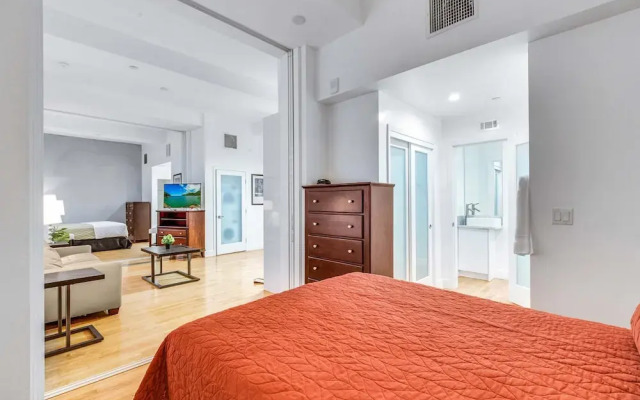 Stylish 2br/2ba At HWH by Oneluxstay