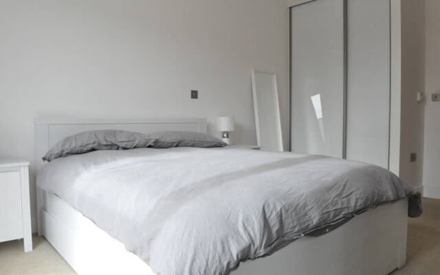 Modern 1 Bedroom Apartment In Brixton With Balcony