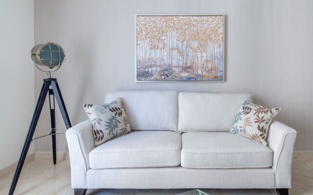 Luxuriously Elegant 2BR Apartment in Downtown Dubai