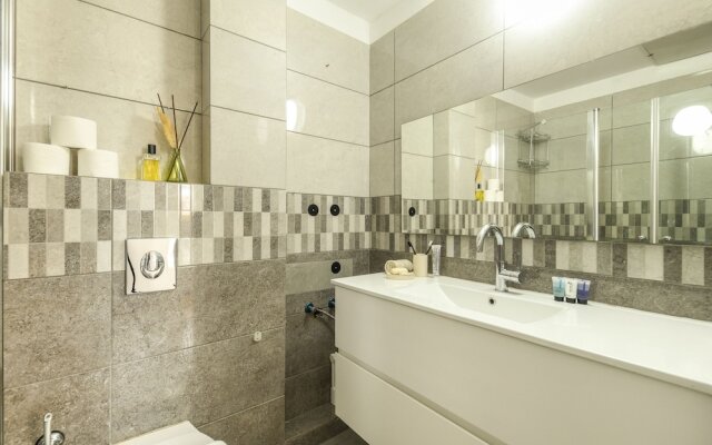 Beachside Charm on Ben Yehuda 2BR Apt