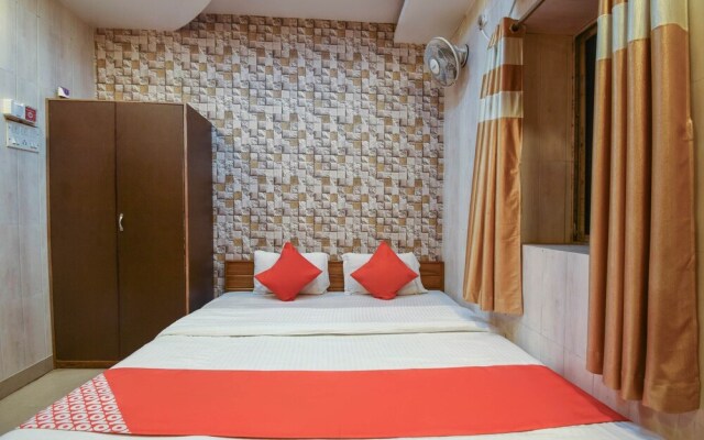 OYO 41435 Golden Residency