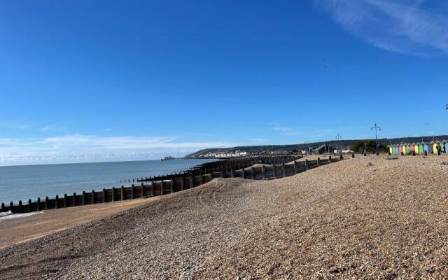Spacious 2-bed Apartment With Free Parking
