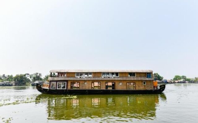 Oyo 29757 Amare Deluxe Houseboat