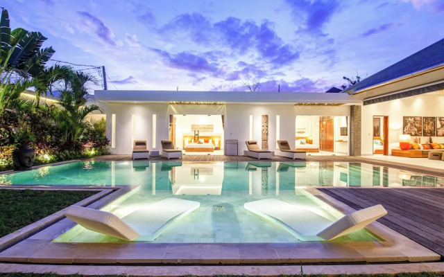 Modern 4 BR Villa 400m to the Beach in Canggu