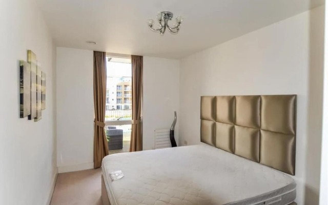 Luxury 3-bed Top Floor Penthouse in Brentford