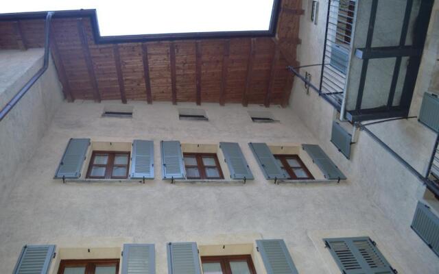 Parravicini Red Flower apartment