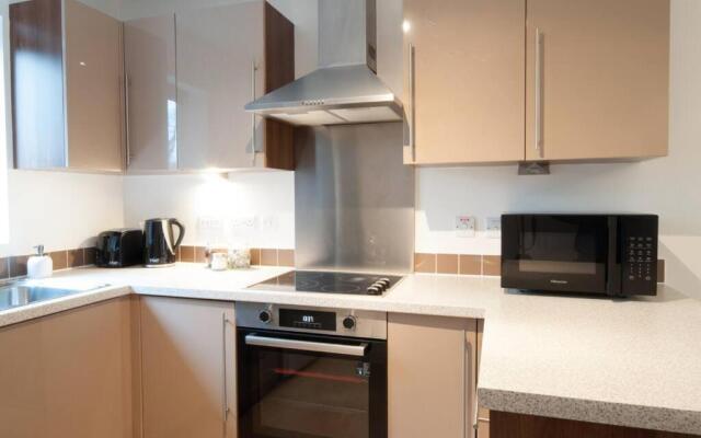 *NEW* Central Derby Apt, with Parking - Sleeps 6