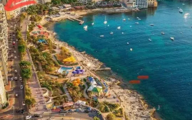 Sliema, Stylish 2 Bedroom Apartment with Parking