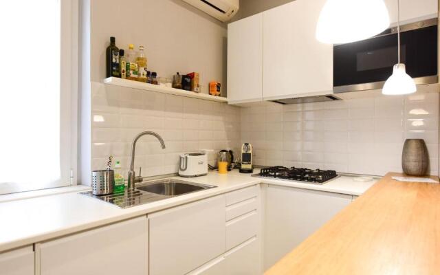 Fotofever Apt, two bedrooms with air conditioned in elegant shopping area, close to Vatican City